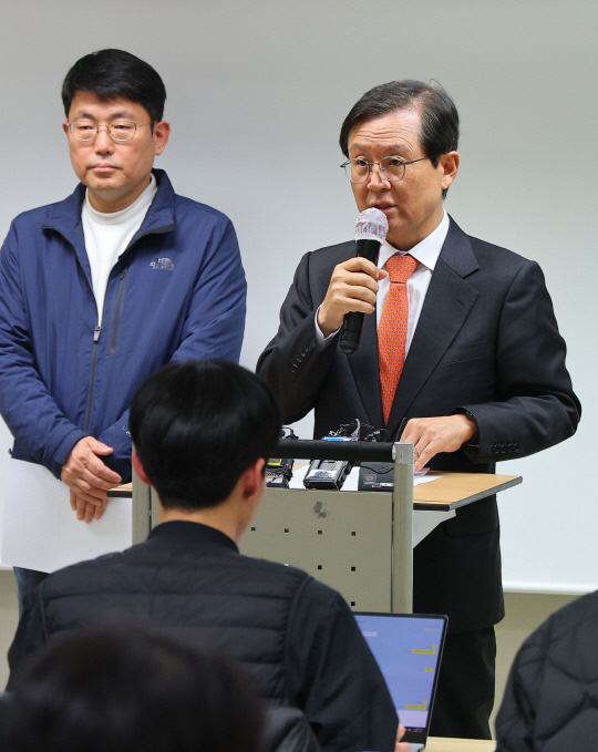 윤석열 대통령 법률대리인단 윤갑근(오른쪽) 변호사가 25일 서울 스페이스쉐어 강남역센터에서 열린 기자회견에서 발언하고 있다. 연합뉴스